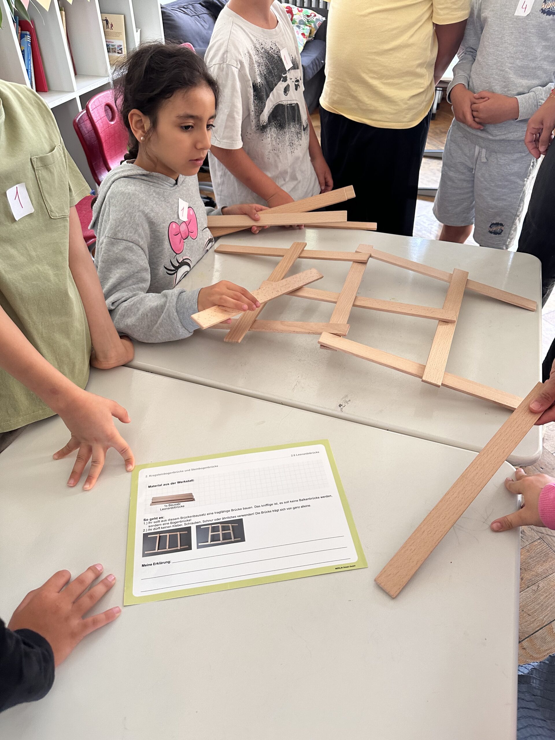 Kinder beim Brückenbau