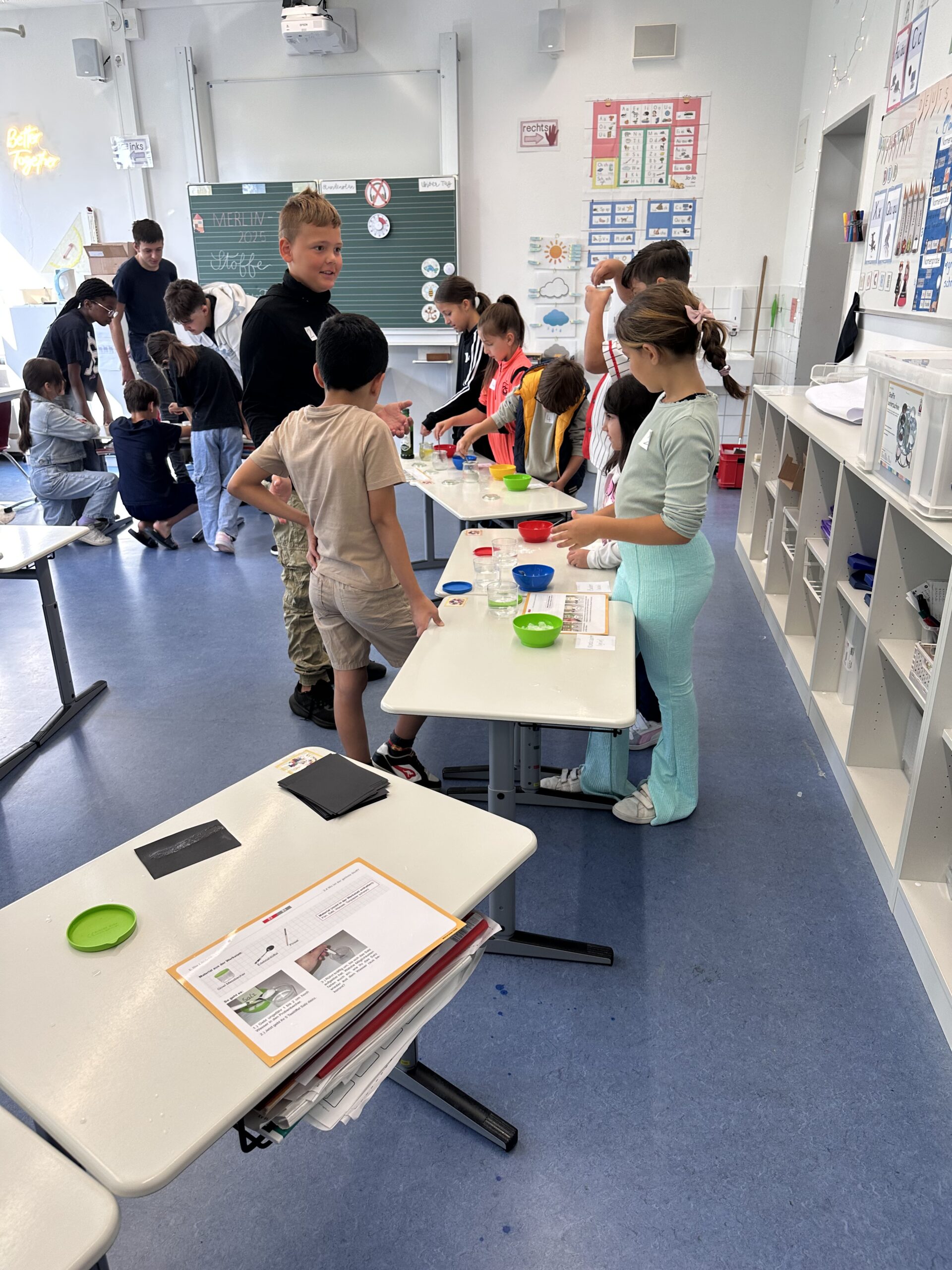 Kinder testen die Löslichkeit von Stoffen