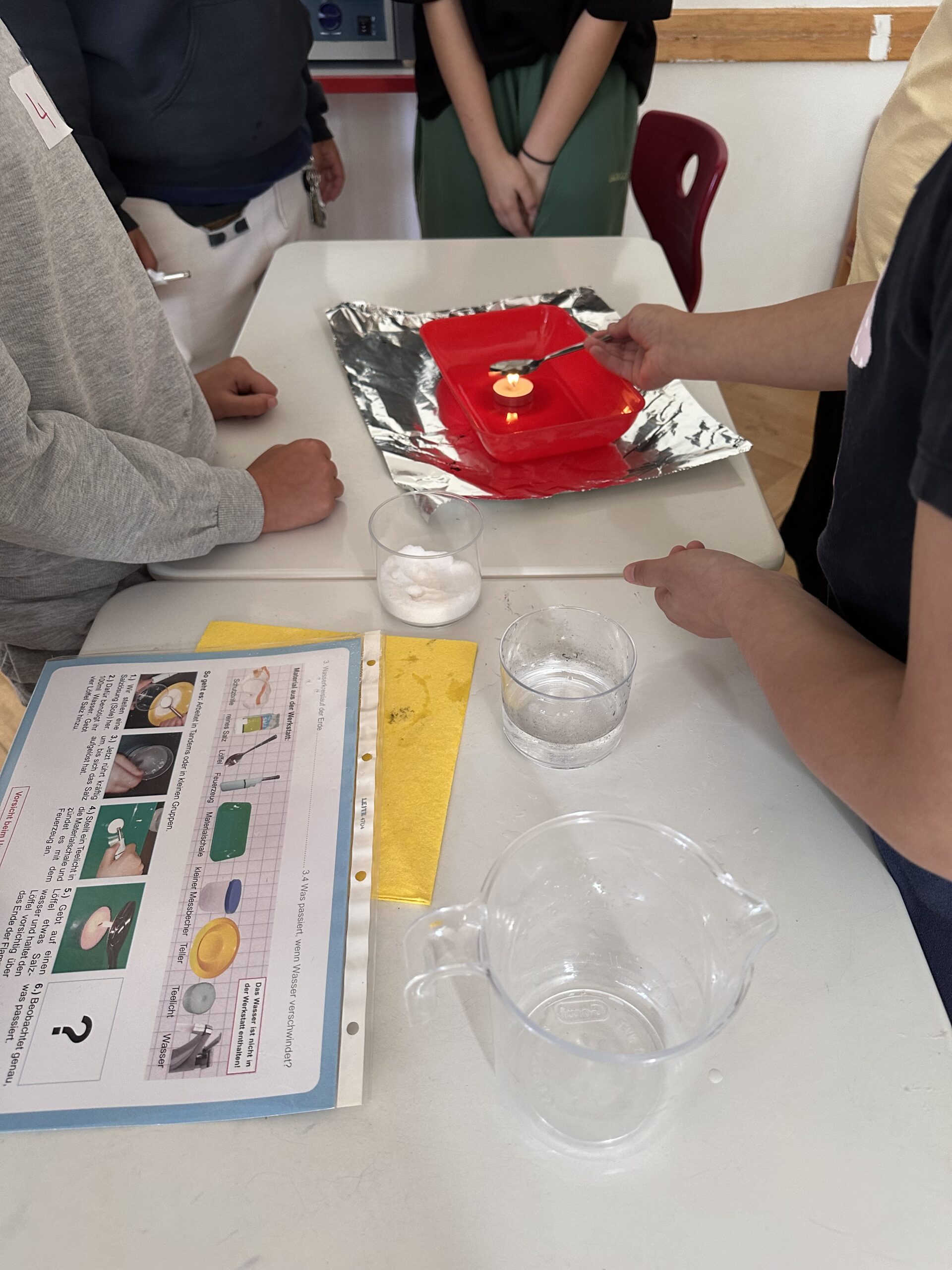 Gruppe experimentiert mit Teelicht