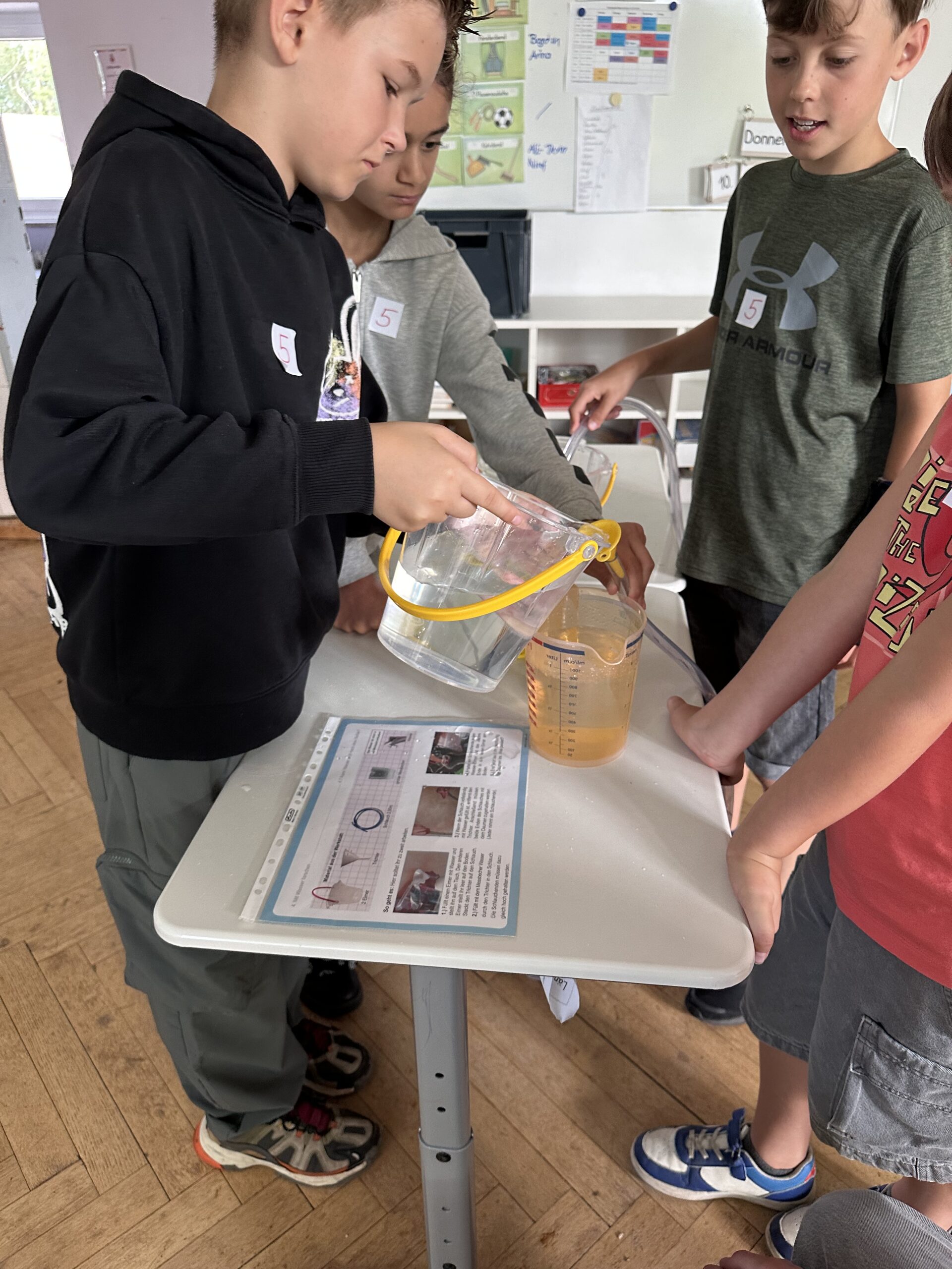 Kinder messen Wasser