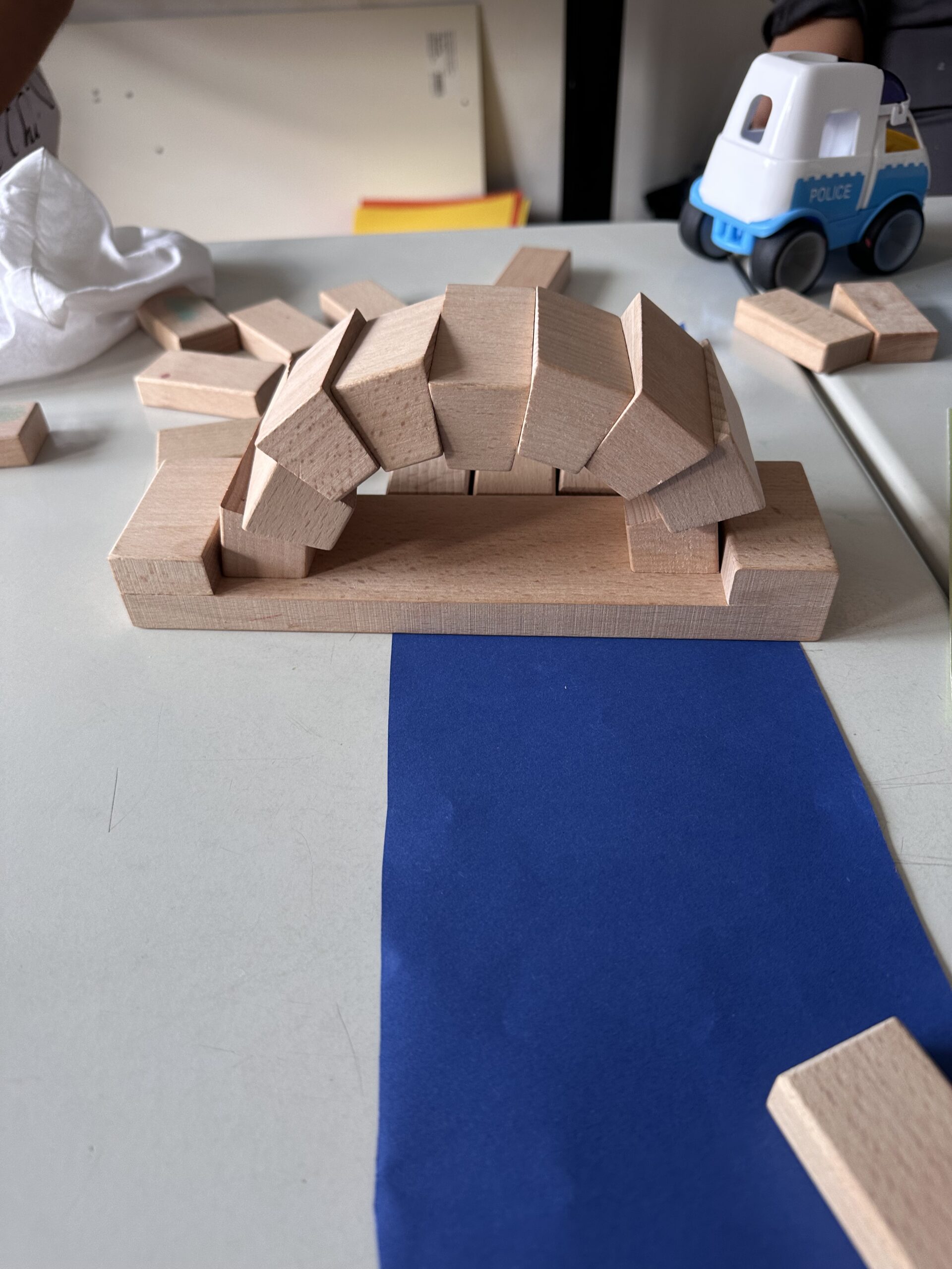 Eine Brücke aus Klötzen