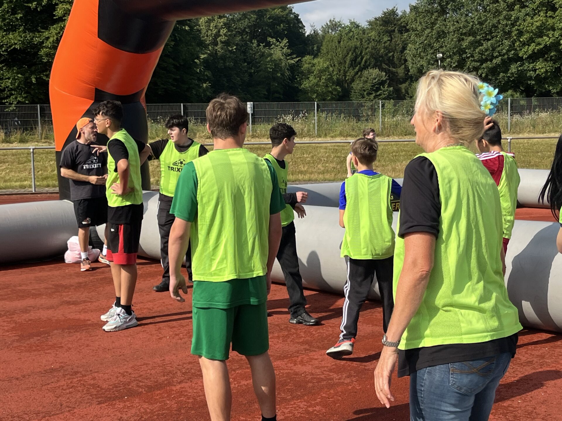 Kinder und Lehrerin in Trikots