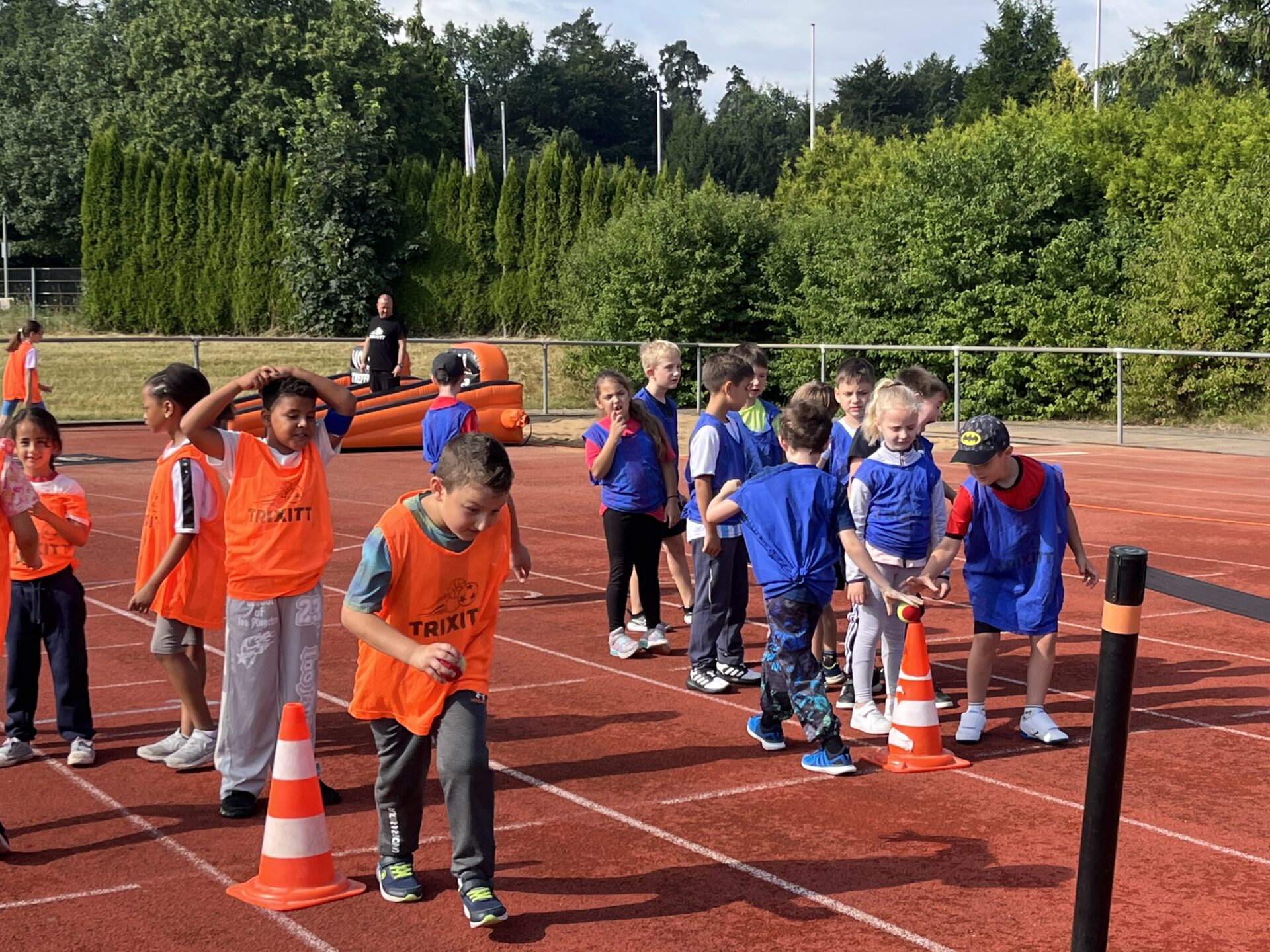 Kinder beim Staffellauf