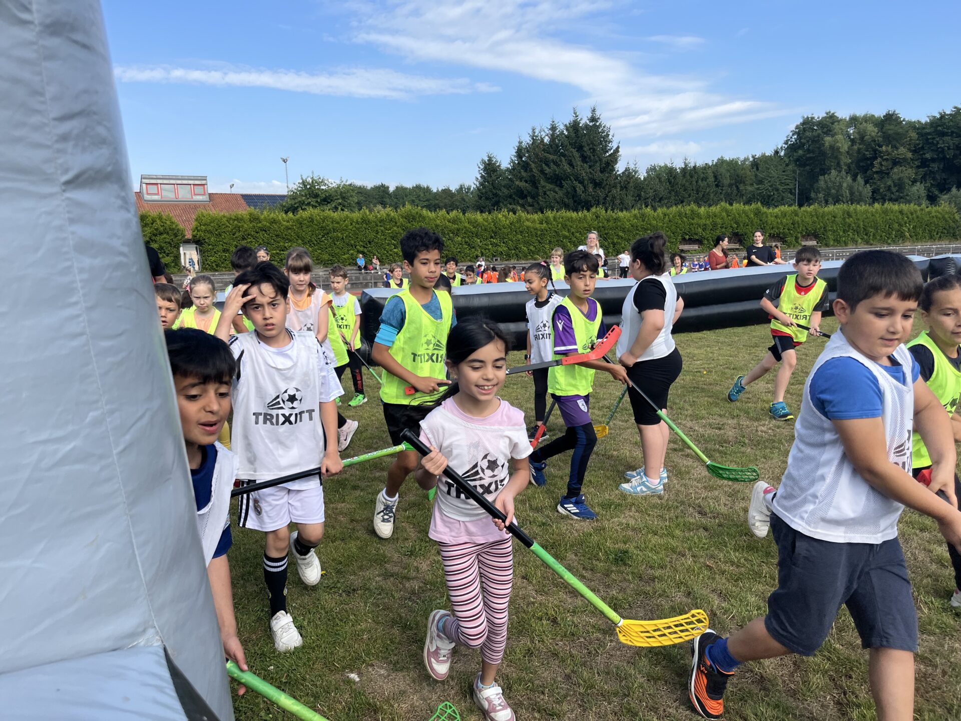Kinder mit Hockeyschlägern