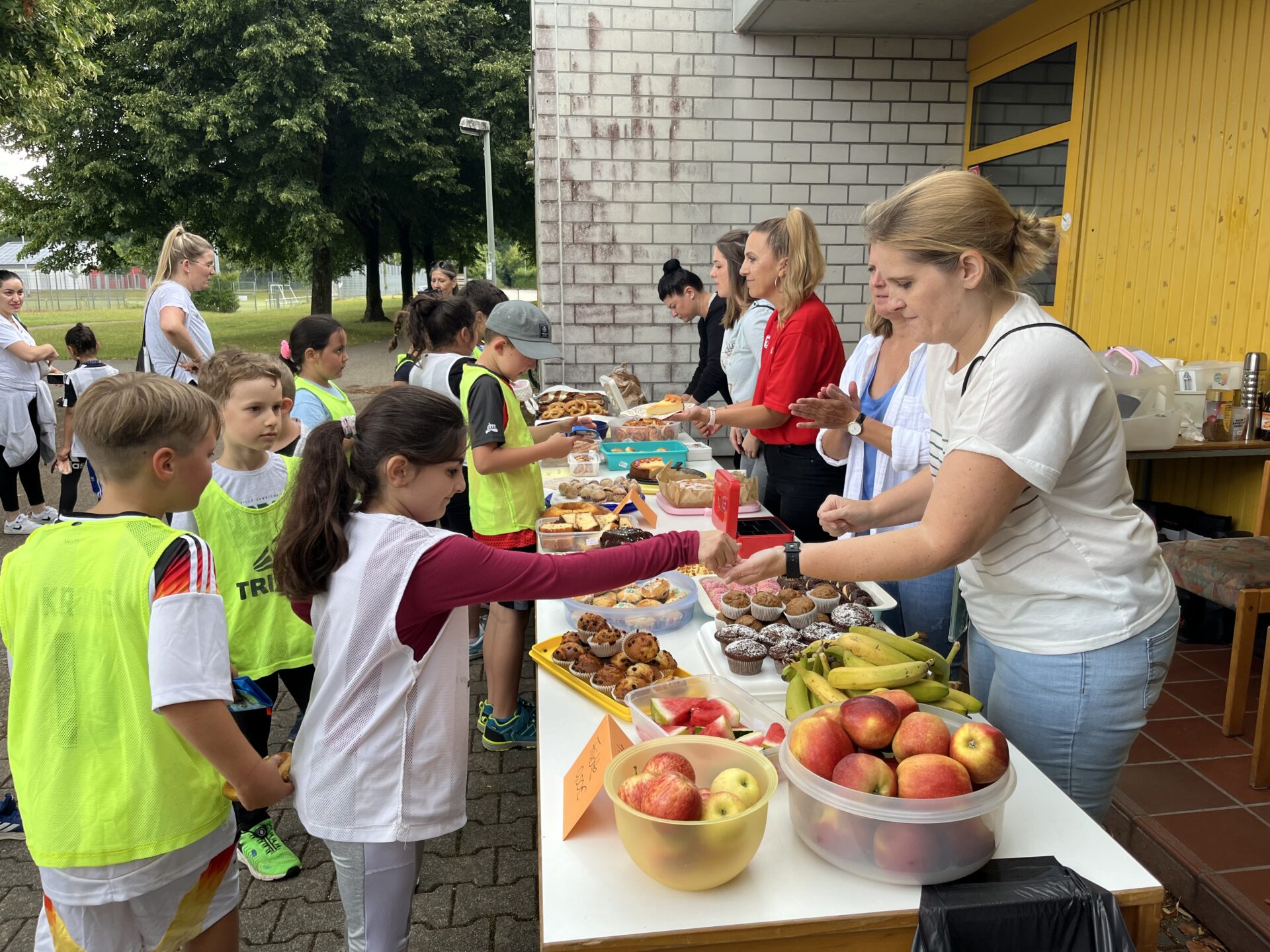 Eltern beim ausgeben von Snacks