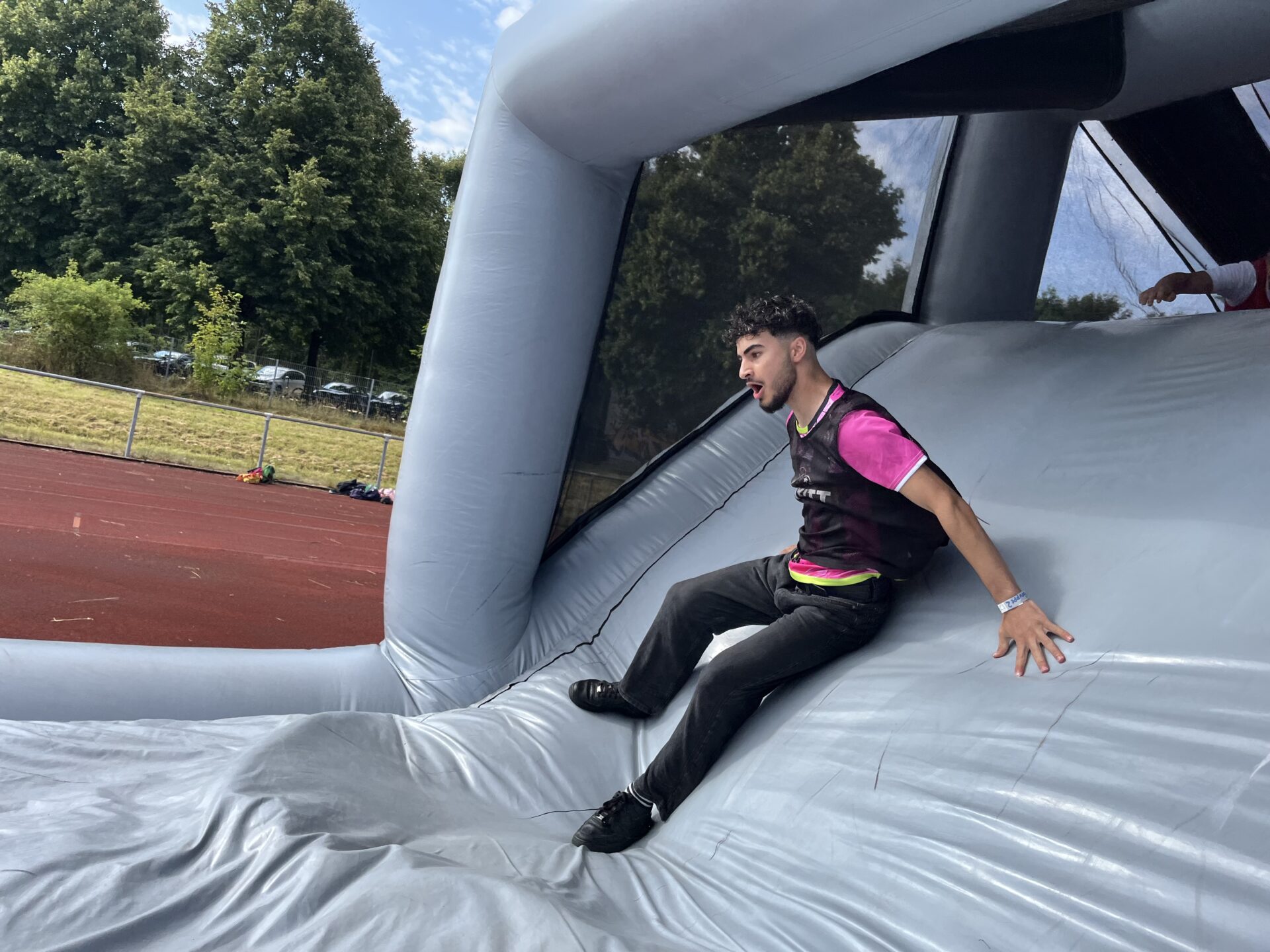 Junge rutscht runter