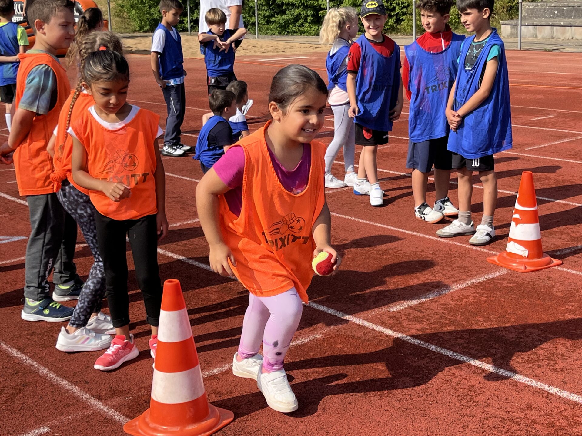 Kind beim Rennen mit Ball