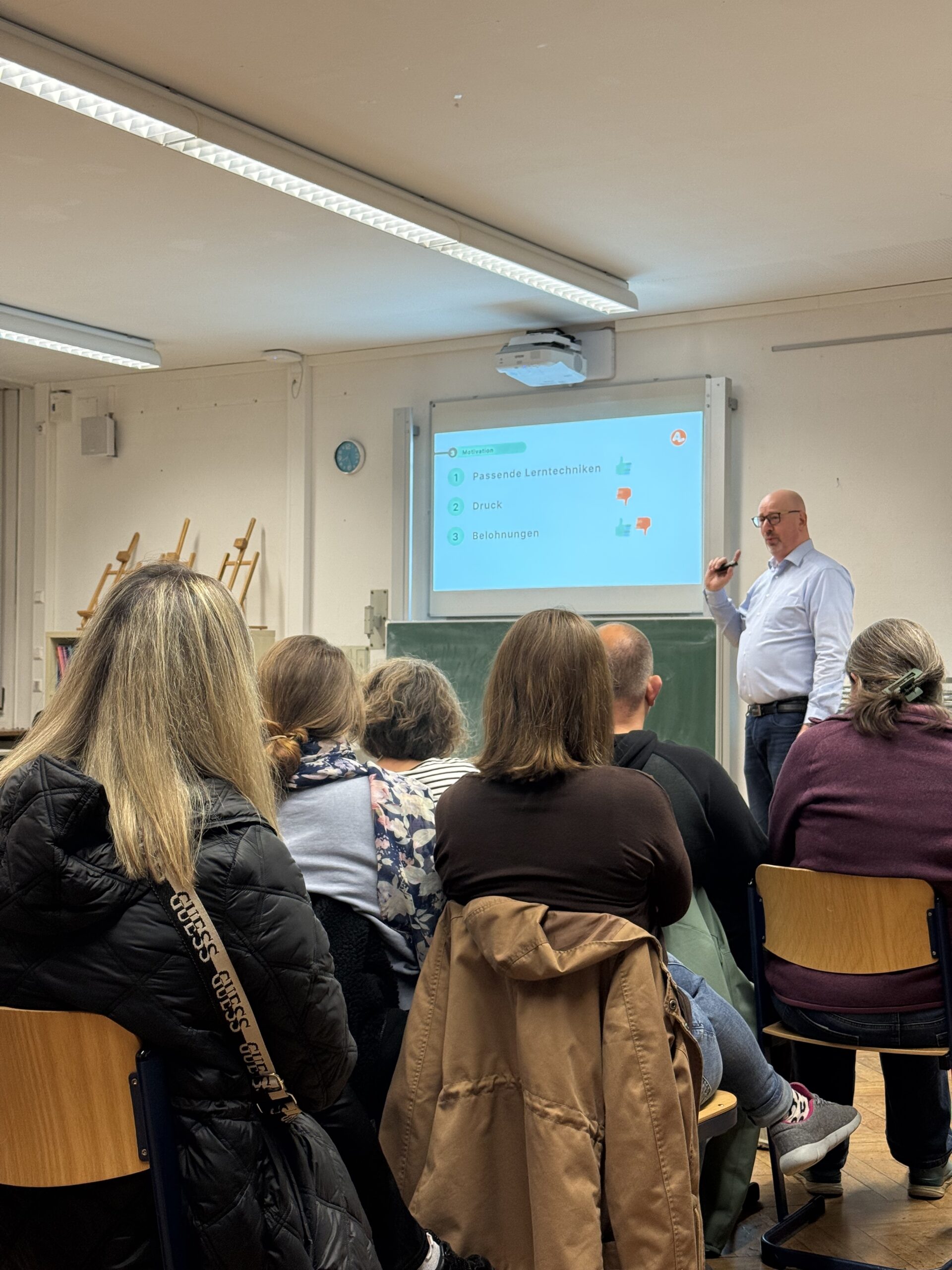 Eltern und Sprecher im Kunstsaal.