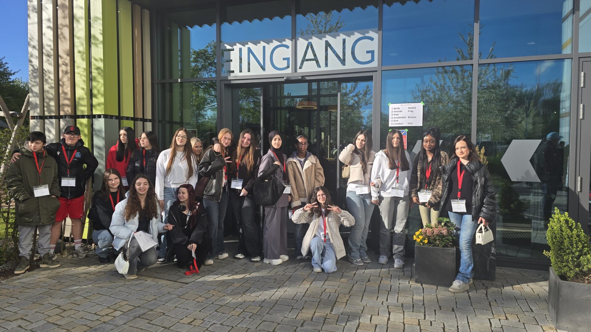 Gruppe von Schülerinnen und Schülern im Donautal