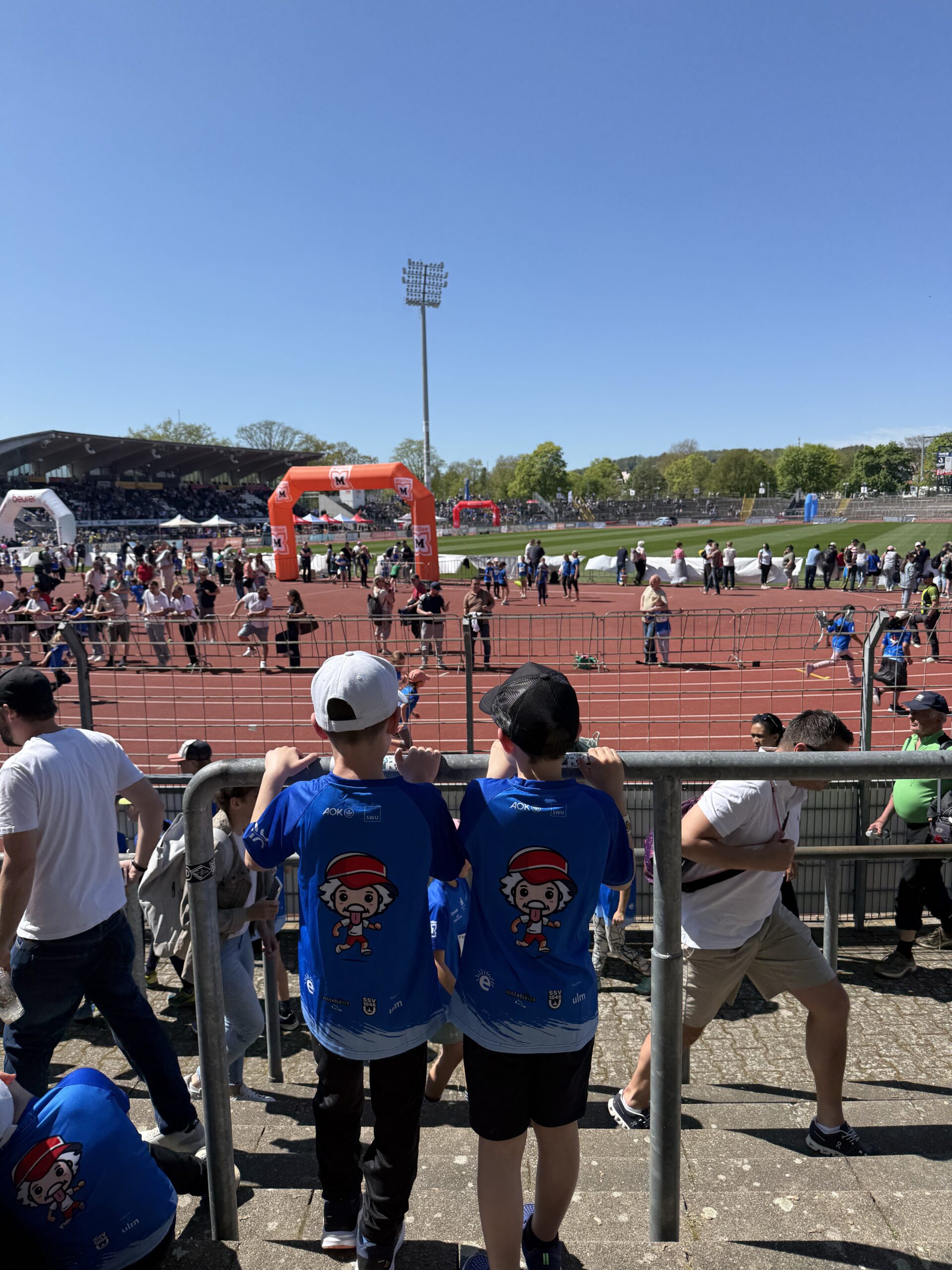 Zwei Schüler präsentieren ihre Trikots