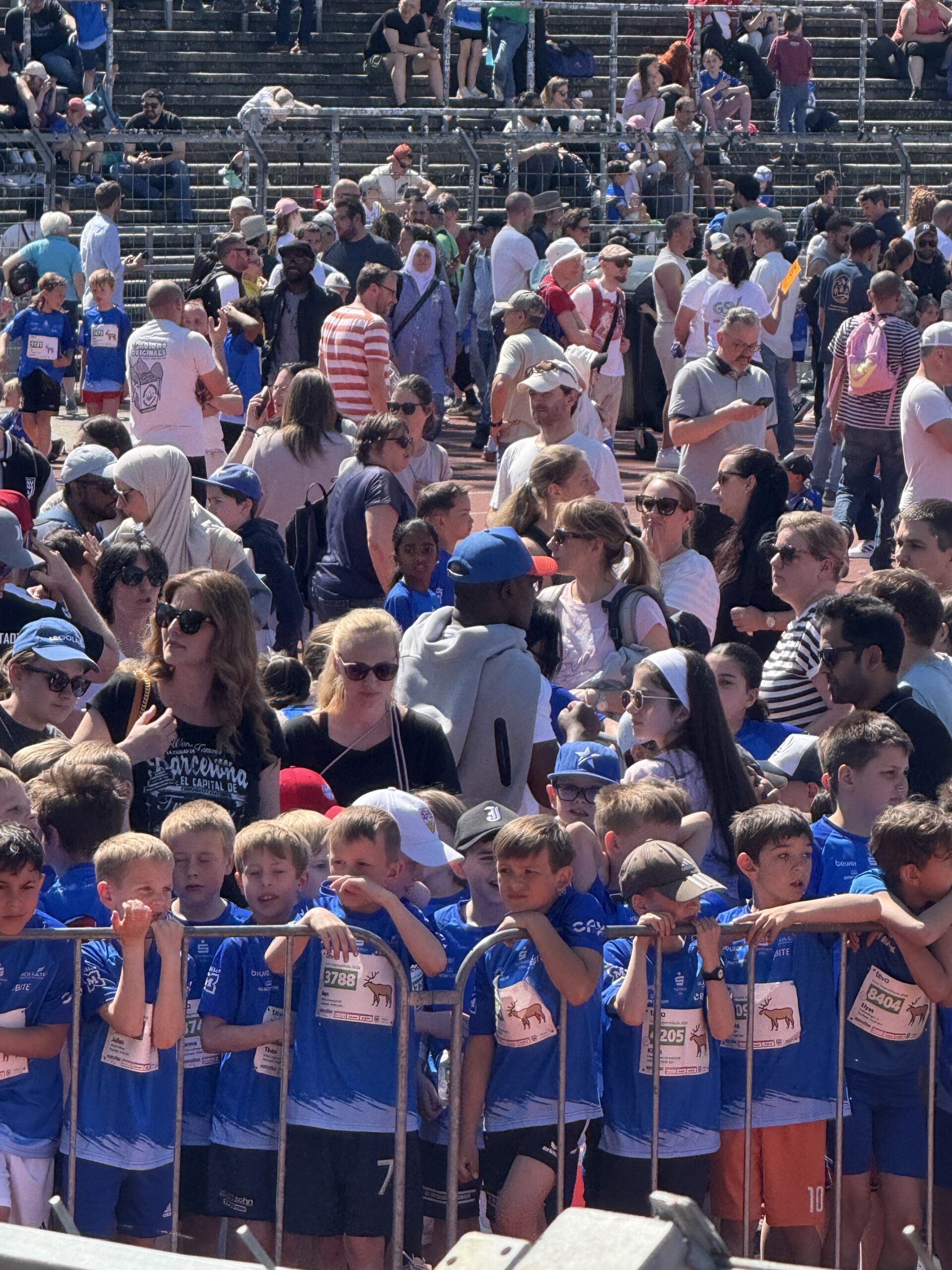 Kinder warten an der Startlinie