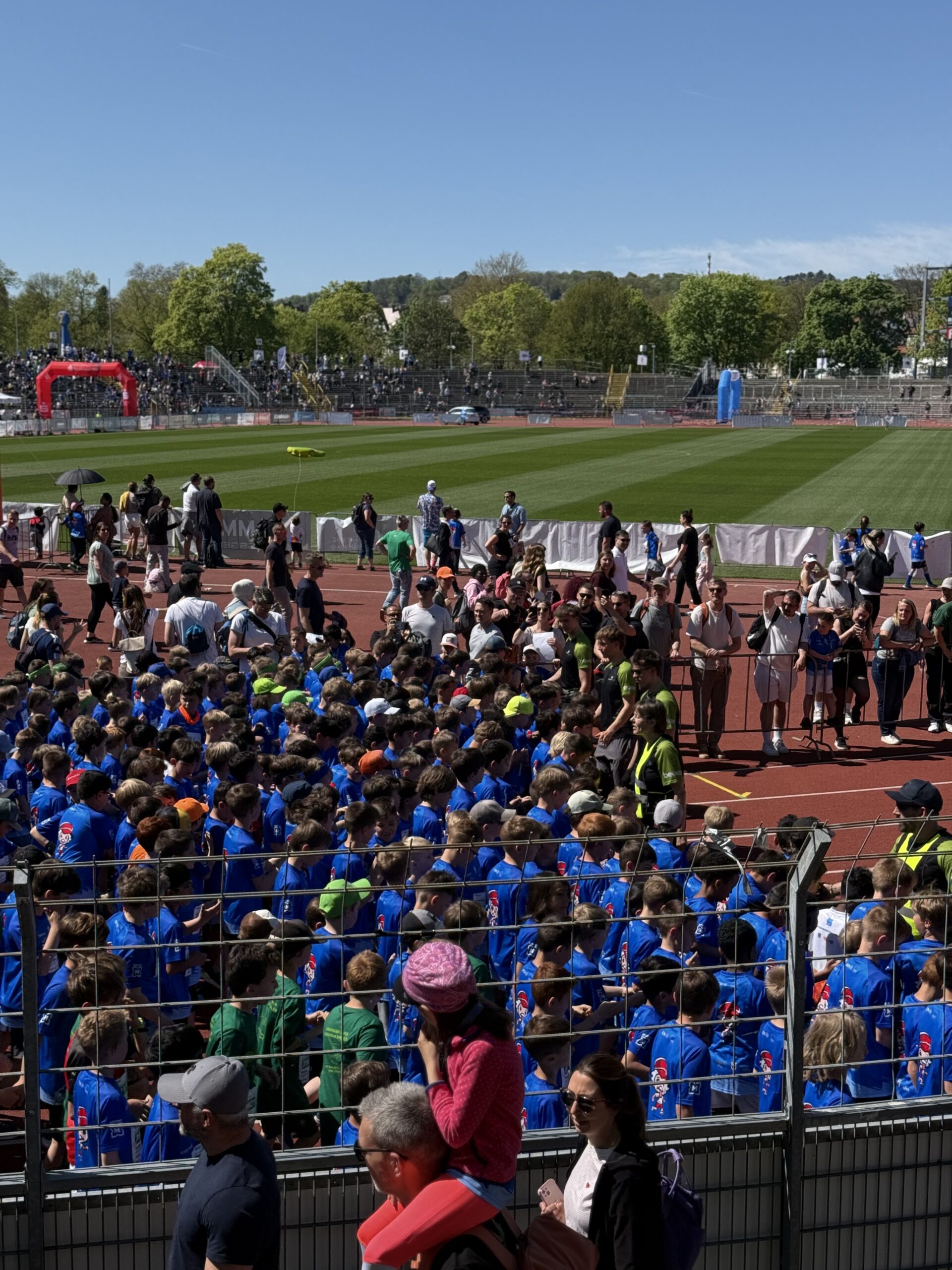 Eltern an der Seite feuern Kinder an