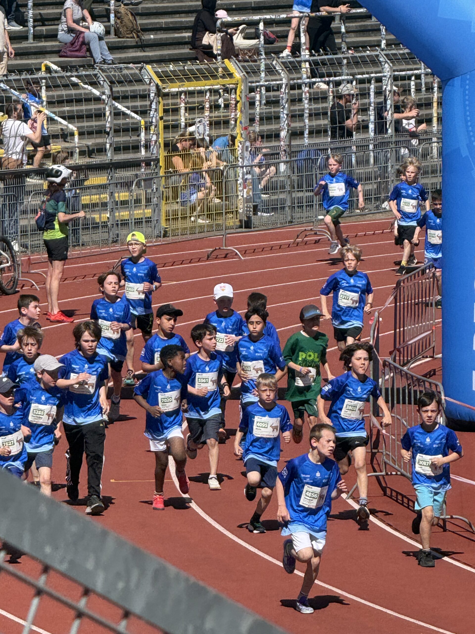 Gruppe von Kindern beim Rennen