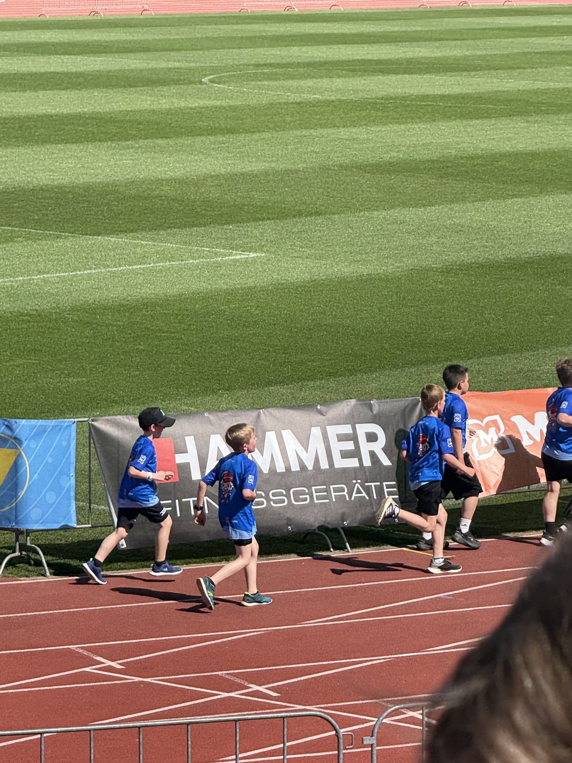 Schülerinnen und Schüler im Wettrennen